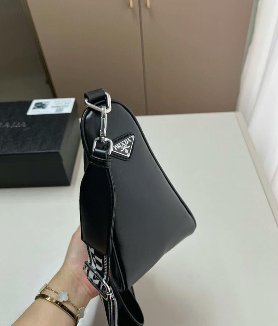 トライアングル ボディバッグ