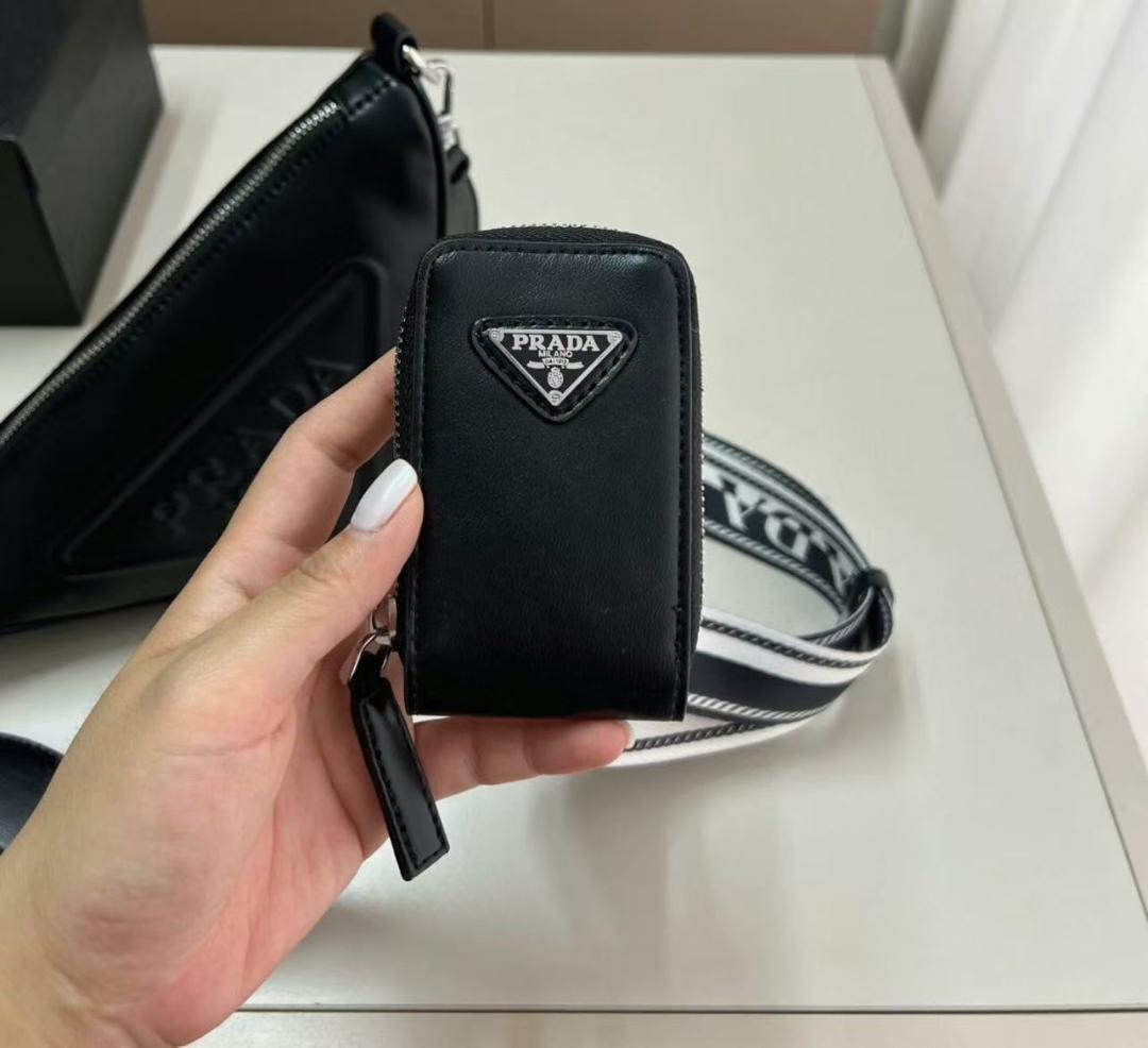 トライアングル ボディバッグ