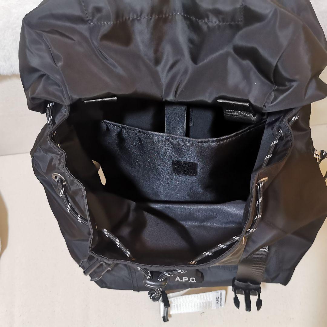 A P C ブラック ロールトップリュック 男女兼用のハイキングバッグ