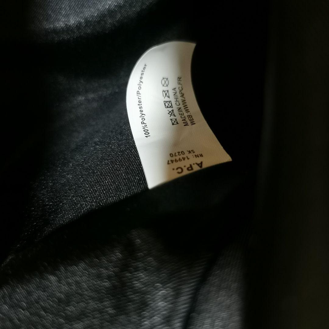 A P C ブラック ロールトップリュック 男女兼用のハイキングバッグ