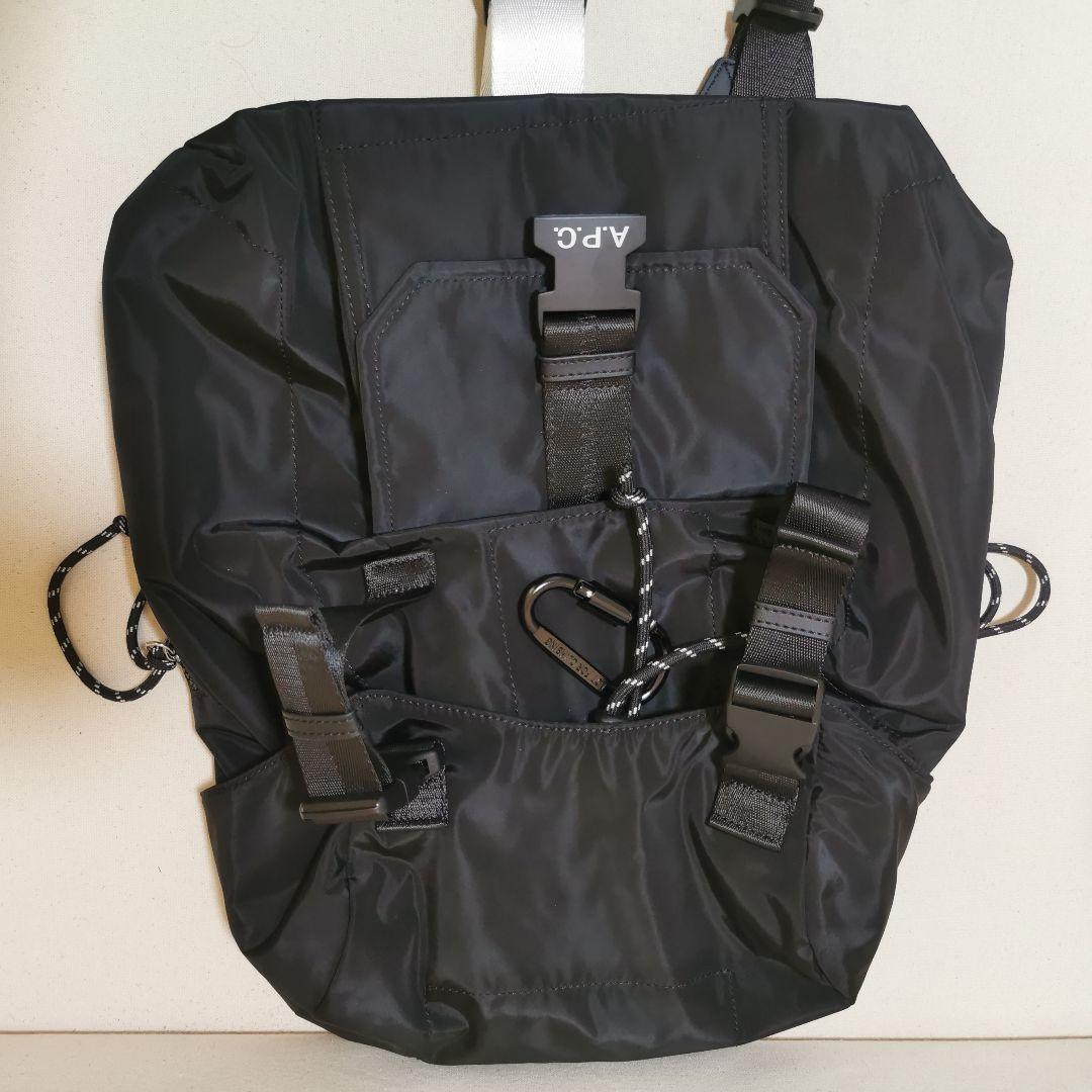 A P C ブラック ロールトップリュック 男女兼用のハイキングバッグ