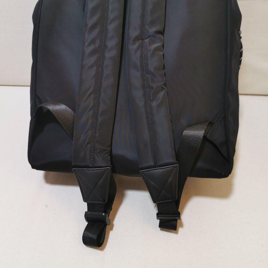 A P C ブラック ロールトップリュック 男女兼用のハイキングバッグ