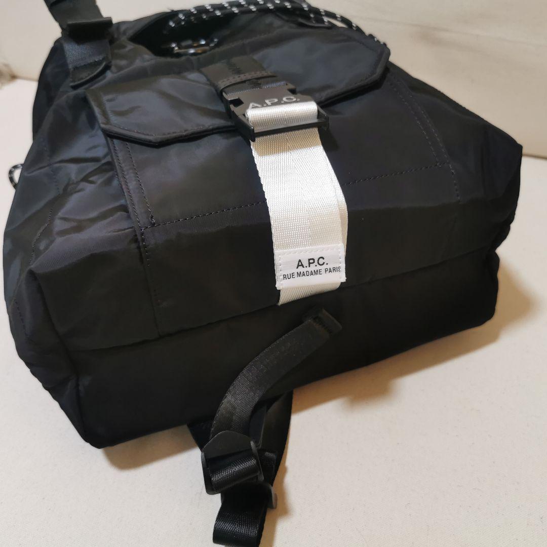 A P C ブラック ロールトップリュック 男女兼用のハイキングバッグ