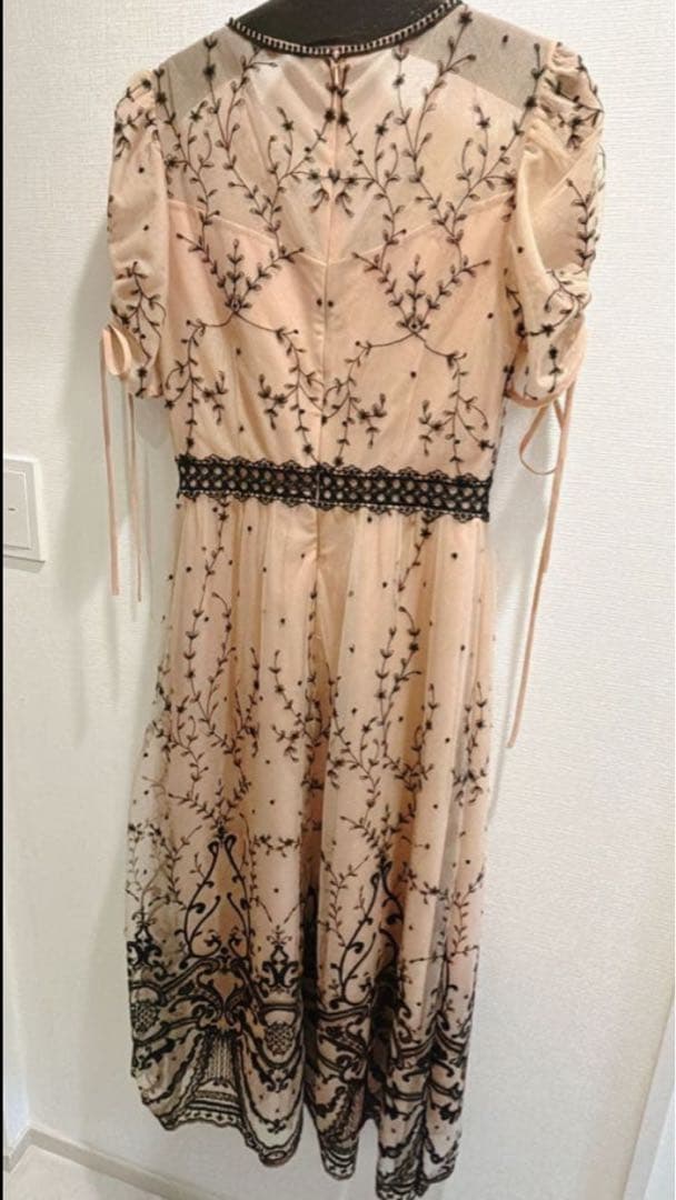 エルケイ[SETTAN]ベージュ・ ブラック刺繍 ミディアムワンピース