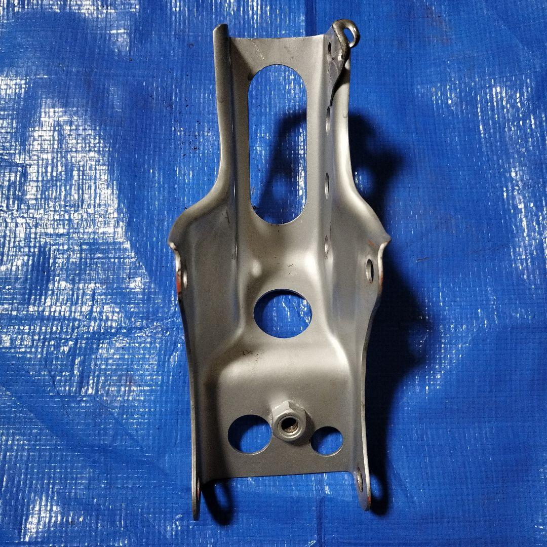 TLR200 純正エンジンハンガー