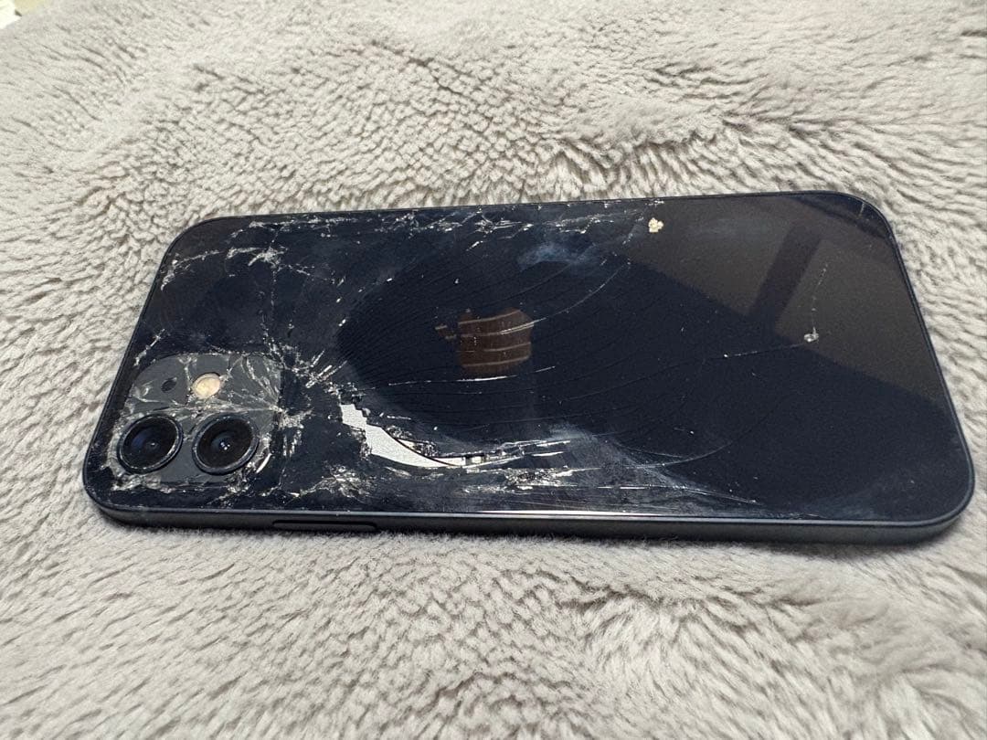 iPhone 12ブラック 背面ひび割れあり