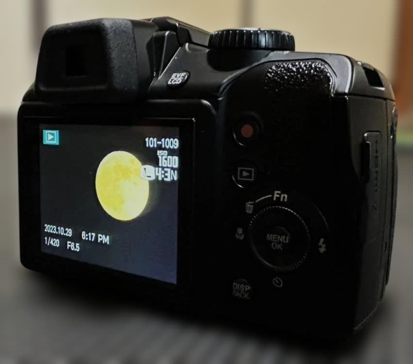 【週末値下げ】FUJIFILM FinePixデジタルカメラ S9200ブラック