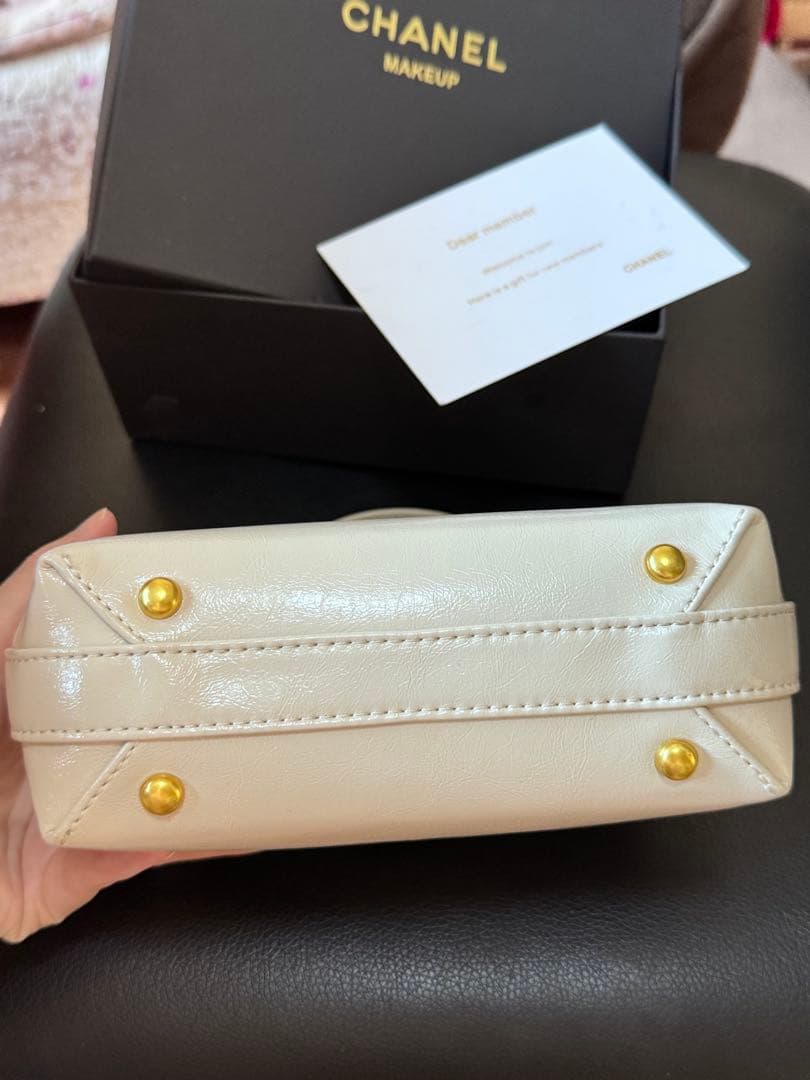 CHANEL レザーショルダーバッグ ノベルティ