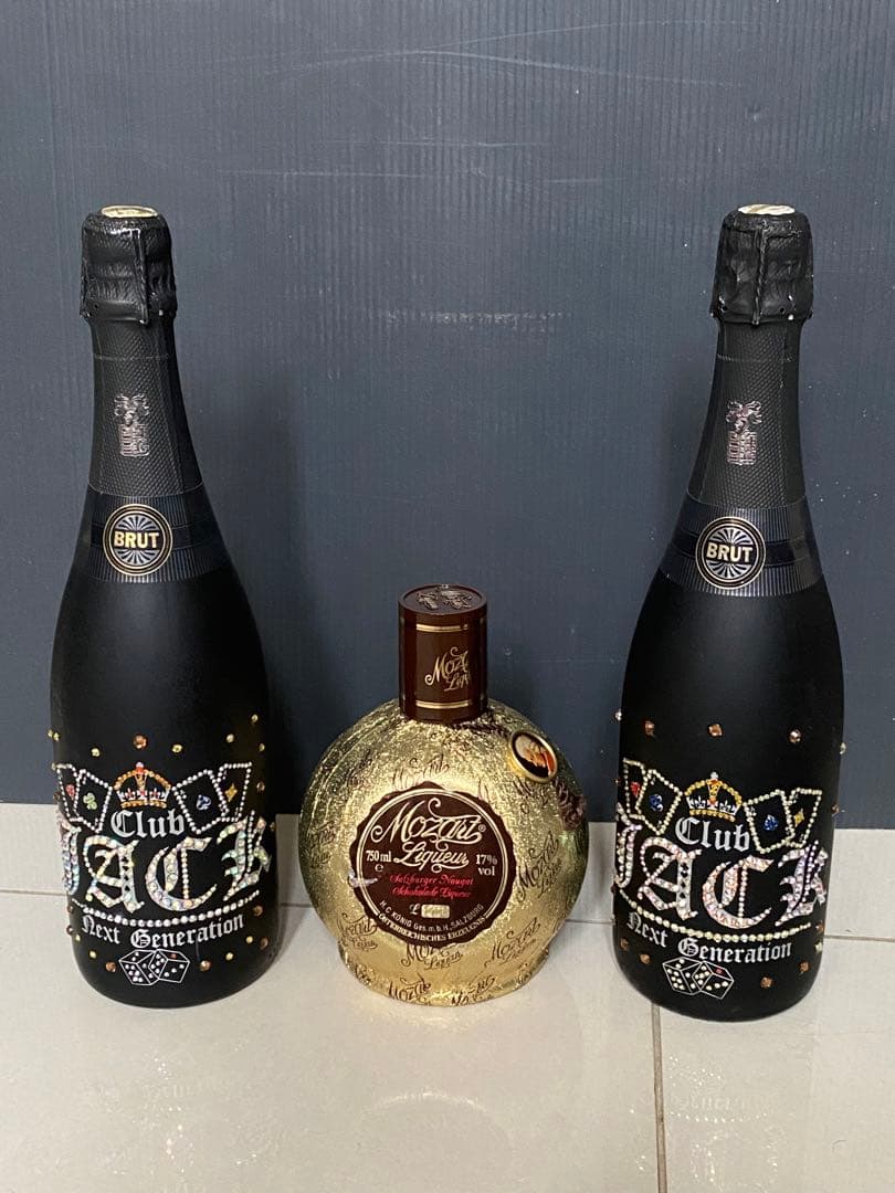 2本シャンパンとモーツァルト チョコレート