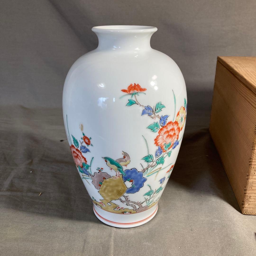 【柿右衛門】赤絵の伝統　名窯　人間国宝　十四代酒井田柿右衛門作　錦牡丹文　花瓶