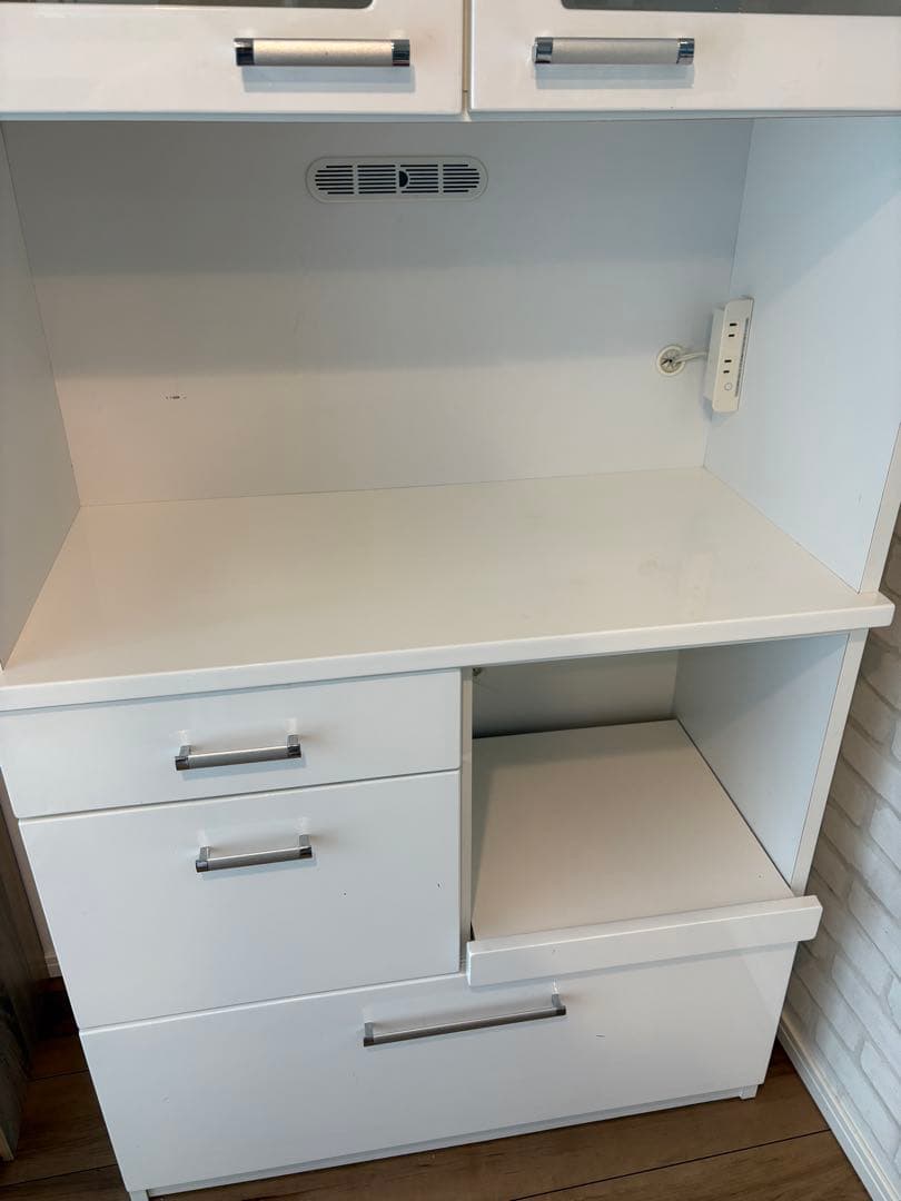 ホワイト木製キャビネット ガラス扉付き　キッチンボード