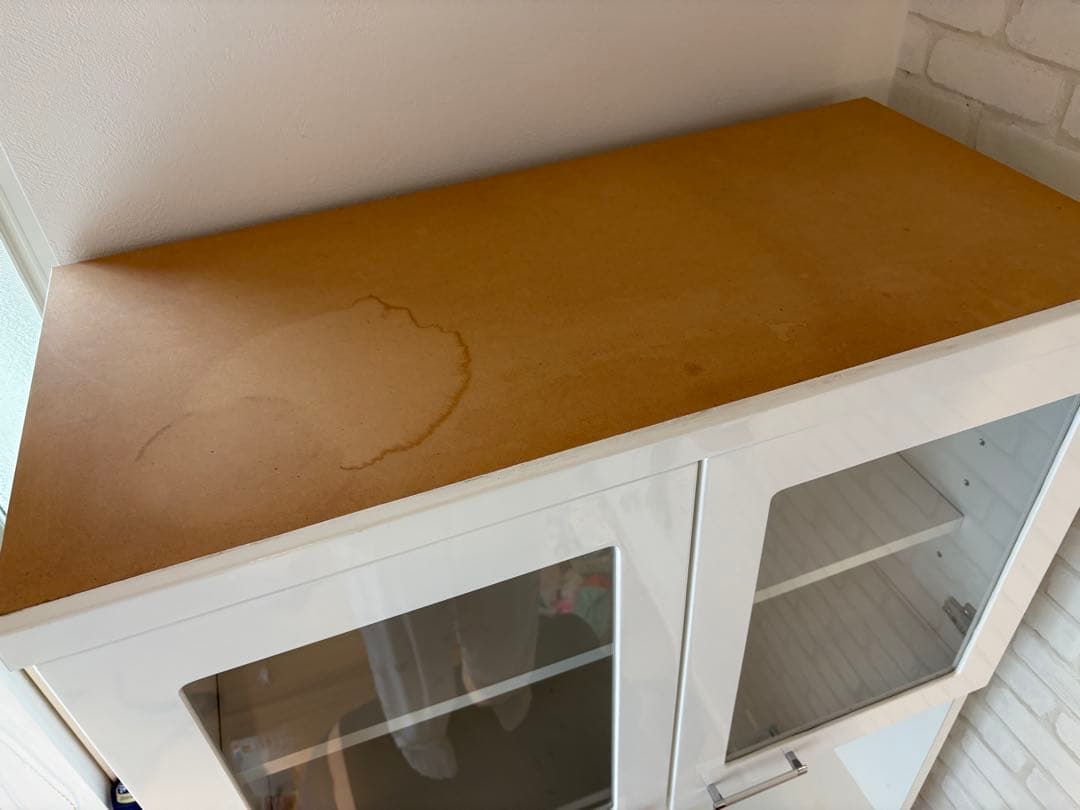 ホワイト木製キャビネット ガラス扉付き　キッチンボード