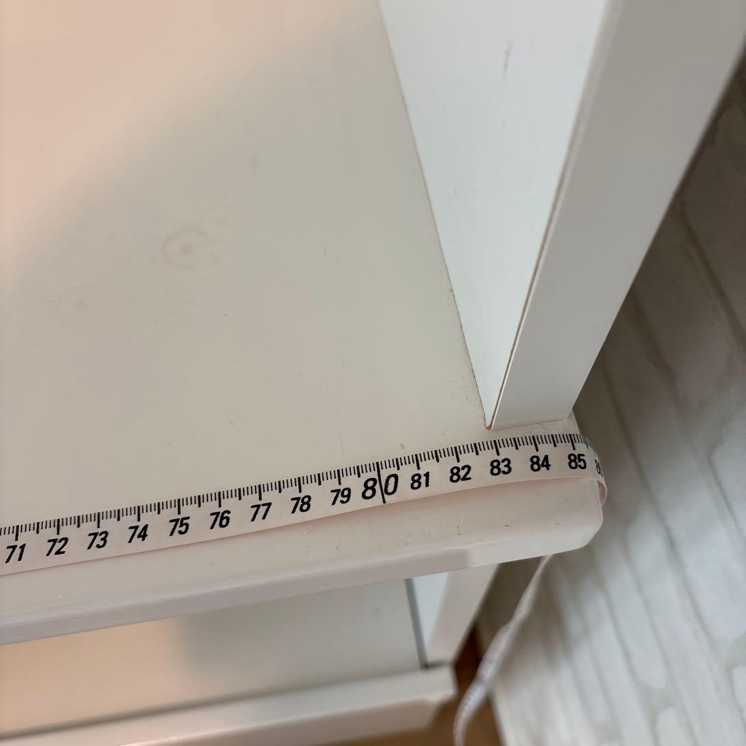 ホワイト木製キャビネット ガラス扉付き　キッチンボード