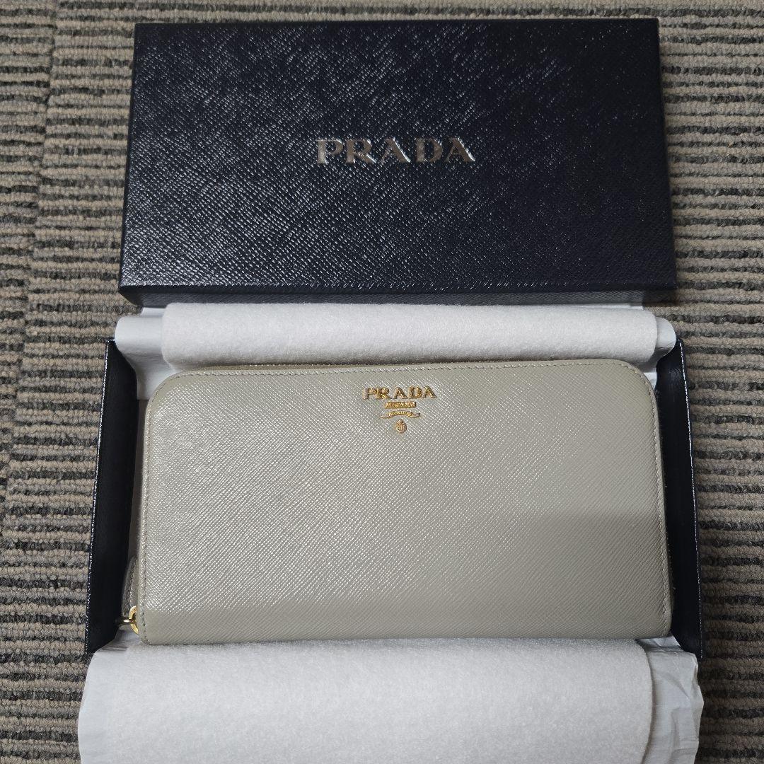 プラダの長財布　PRADA　グレー