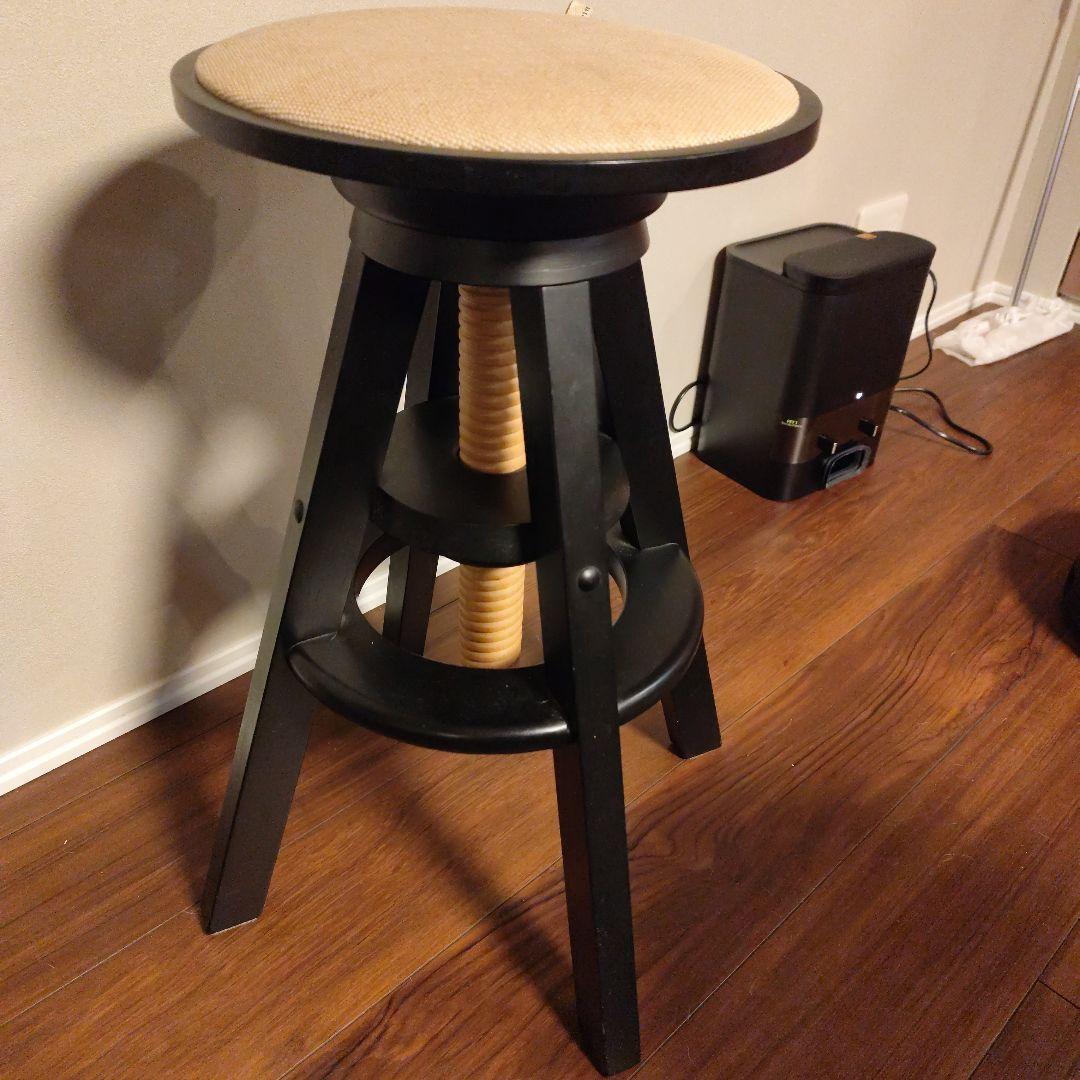 黒い木製スツール　スピンチェア