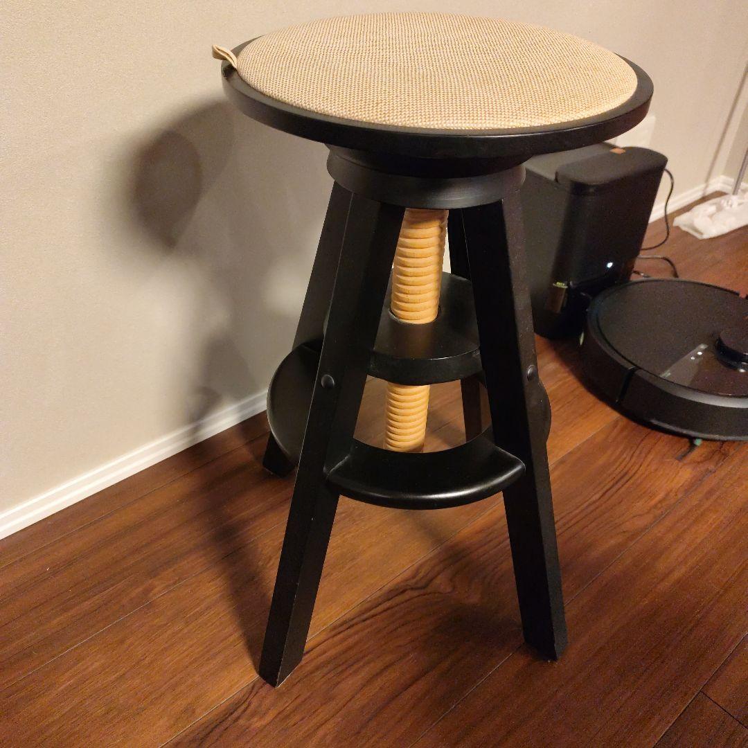 黒い木製スツール　スピンチェア