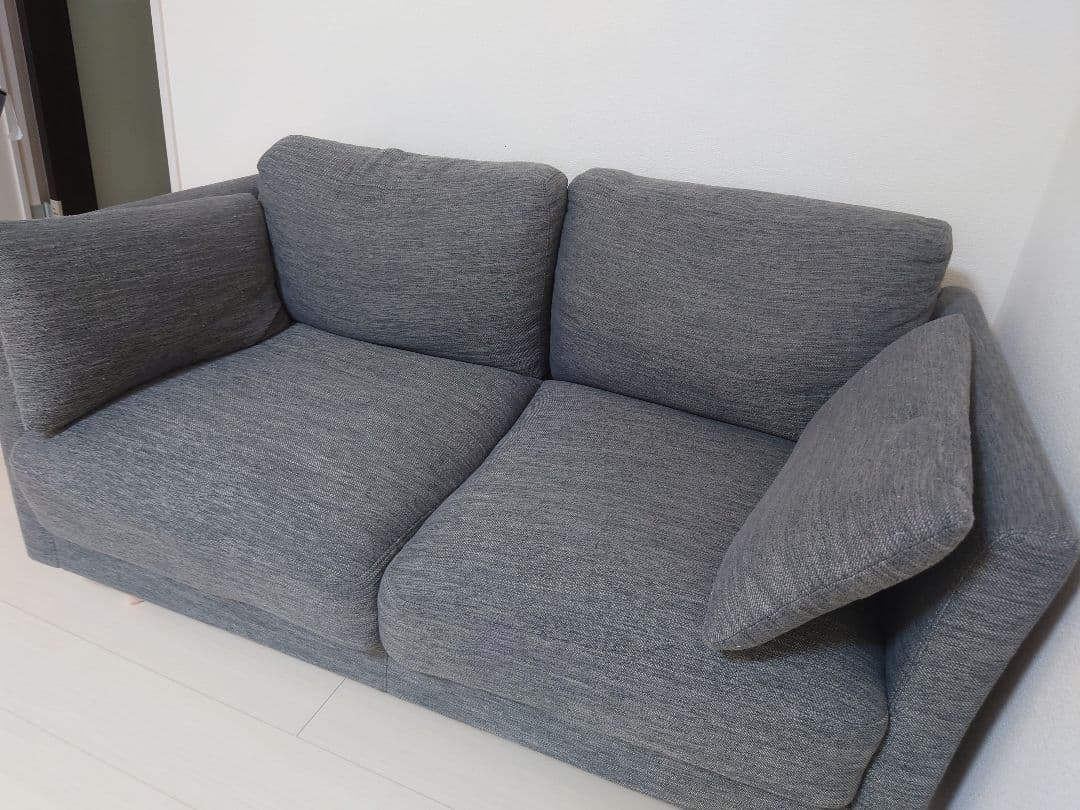 グレーのモダン2人掛けソファ