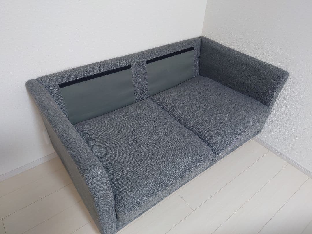 グレーのモダン2人掛けソファ
