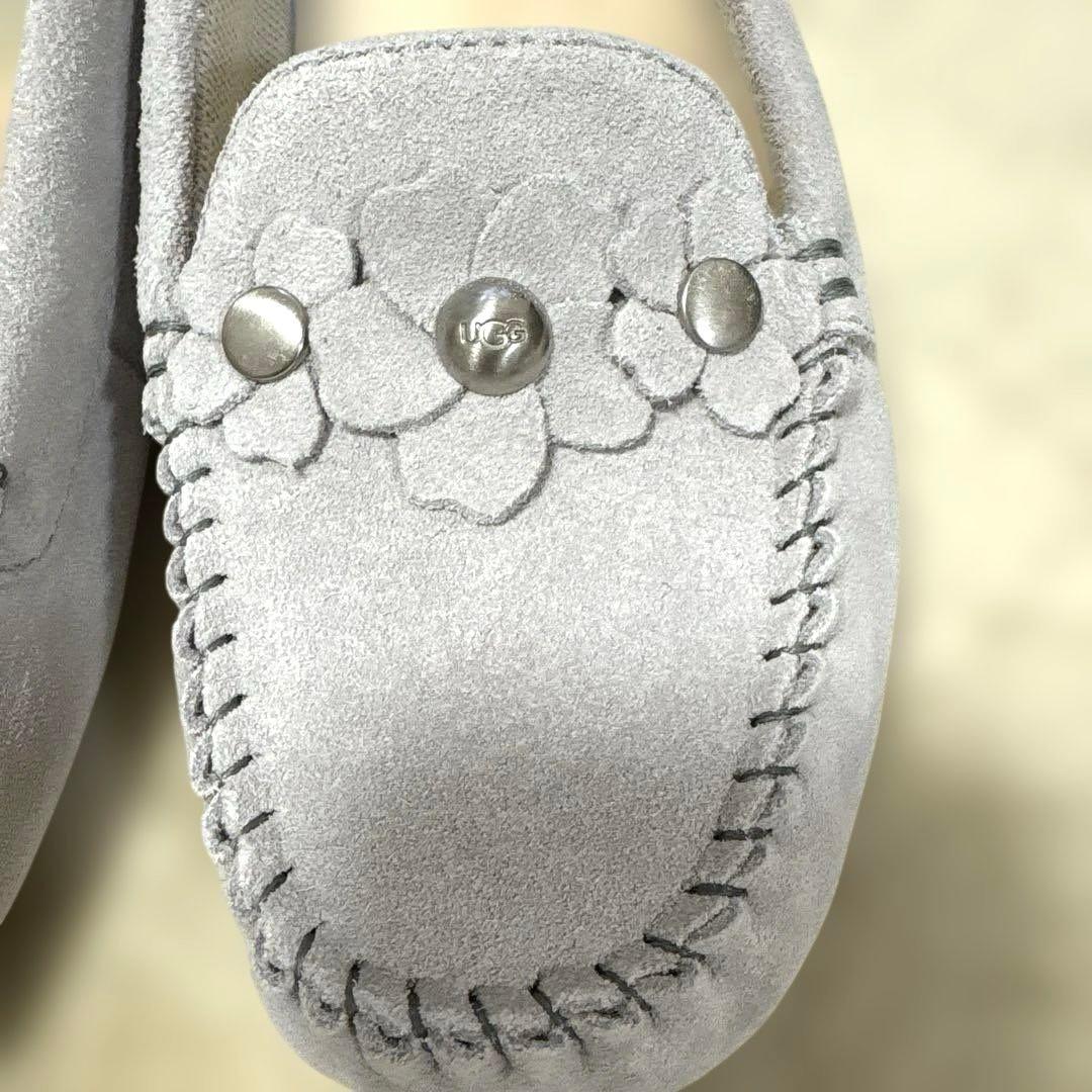 ★ちゃこん★ UGG グレー スエード モカシン 花24cm
