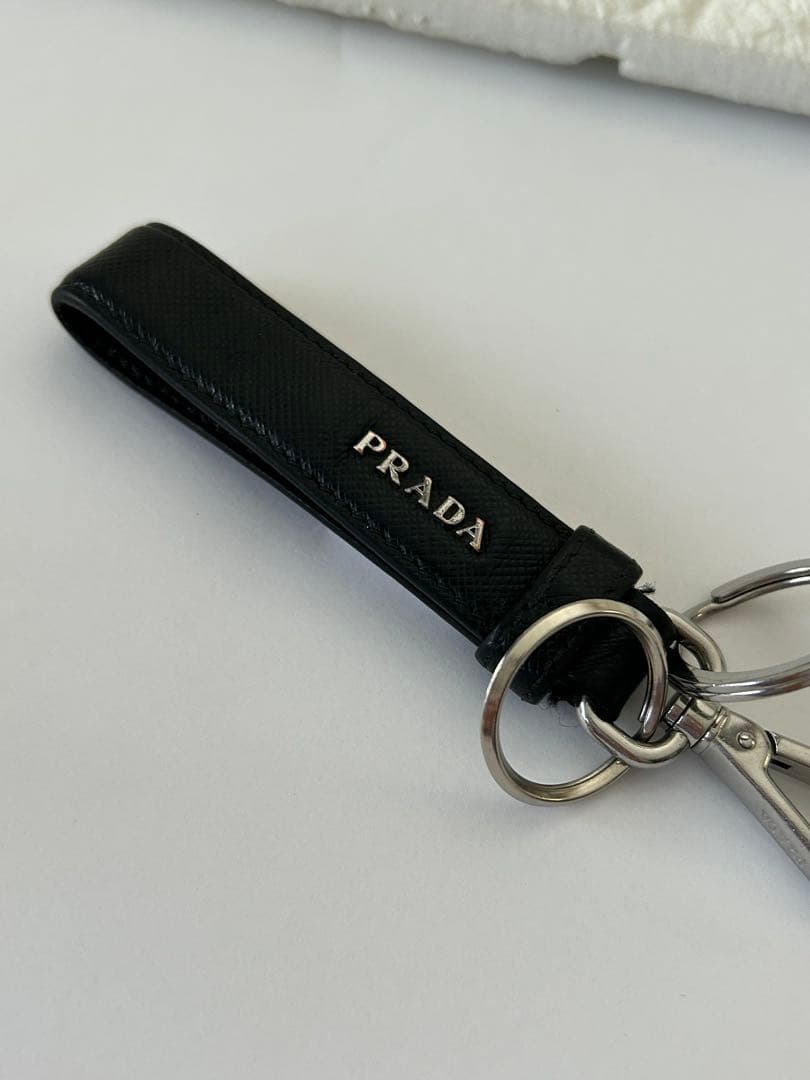 PRADA プラダ　三角ロゴ　ブラックレザー キーホルダー　キーリング