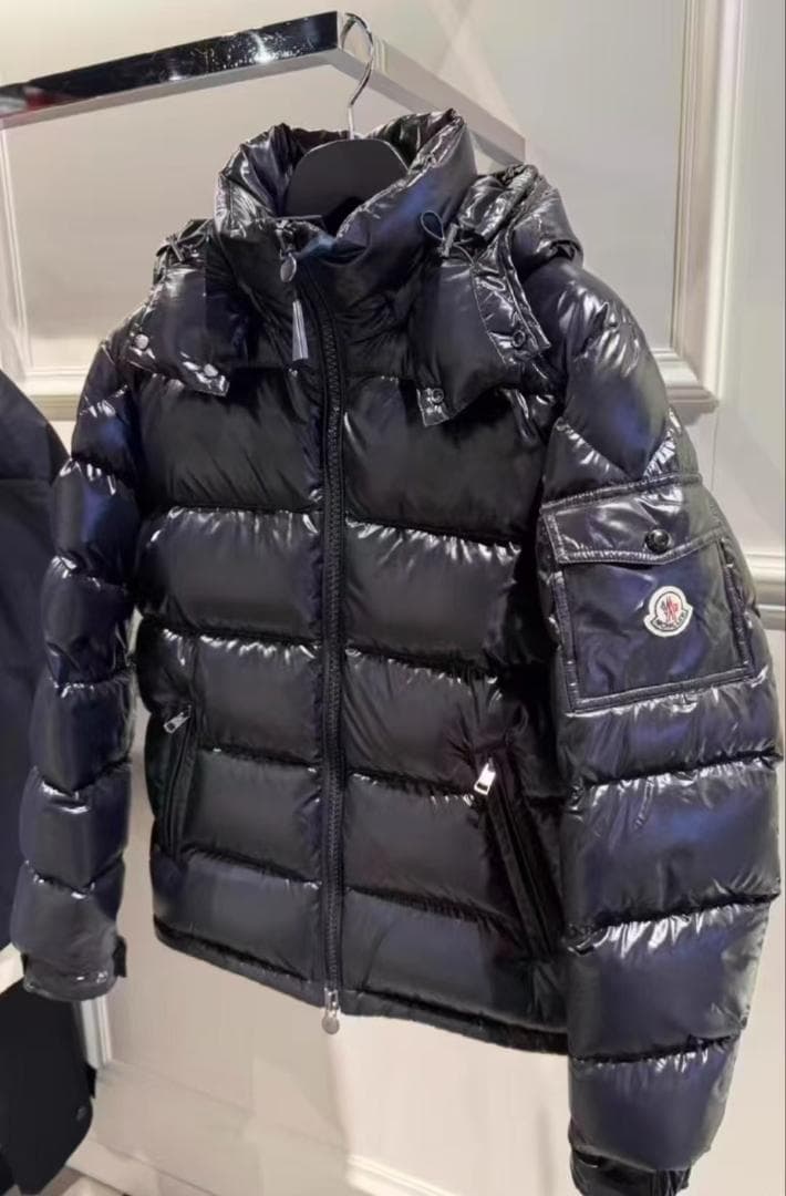 サイズ4 Moncler 光沢のある黒のダウンジャケット