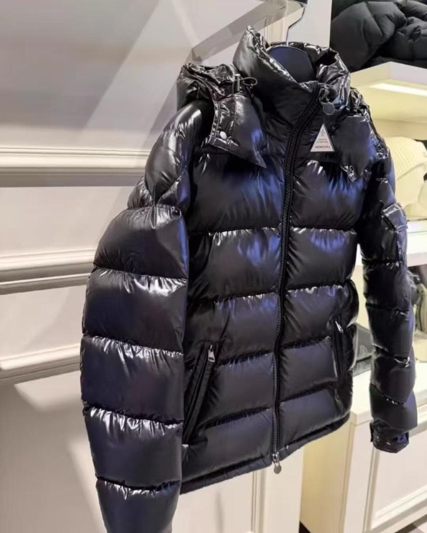 サイズ4 Moncler 光沢のある黒のダウンジャケット