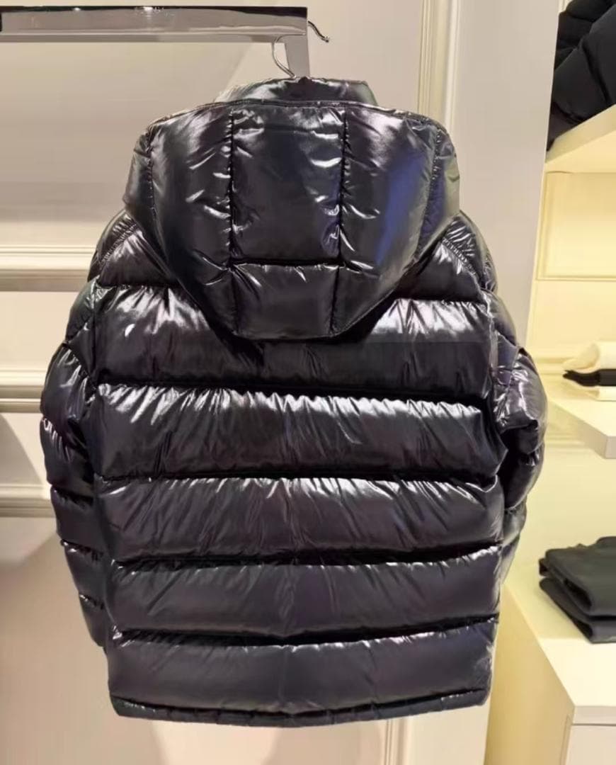 サイズ4 Moncler 光沢のある黒のダウンジャケット