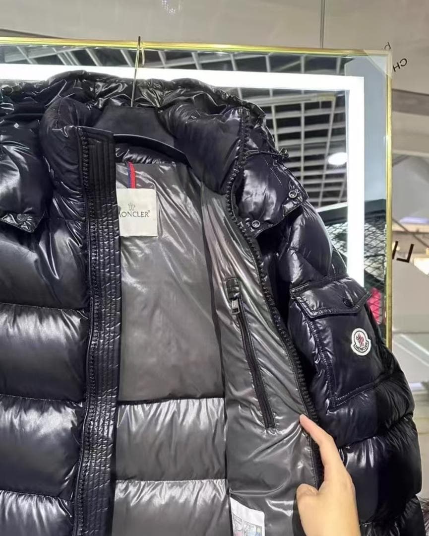 サイズ4 Moncler 光沢のある黒のダウンジャケット