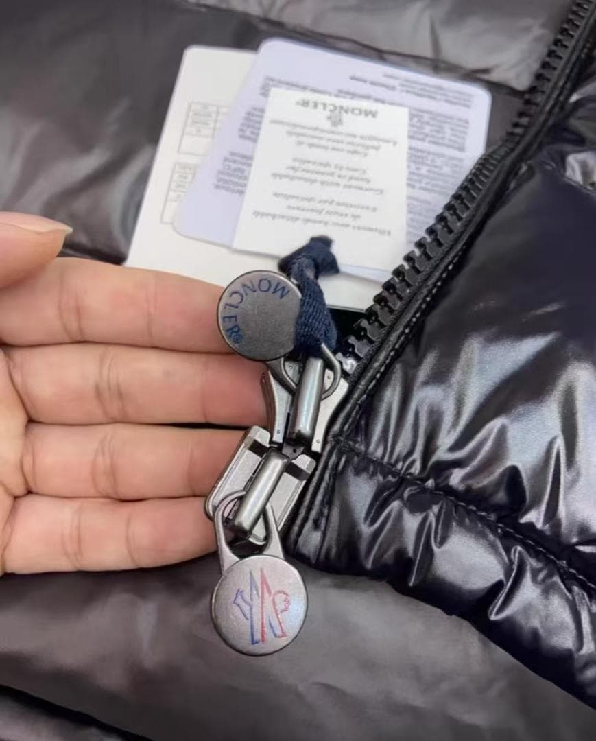 サイズ4 Moncler 光沢のある黒のダウンジャケット