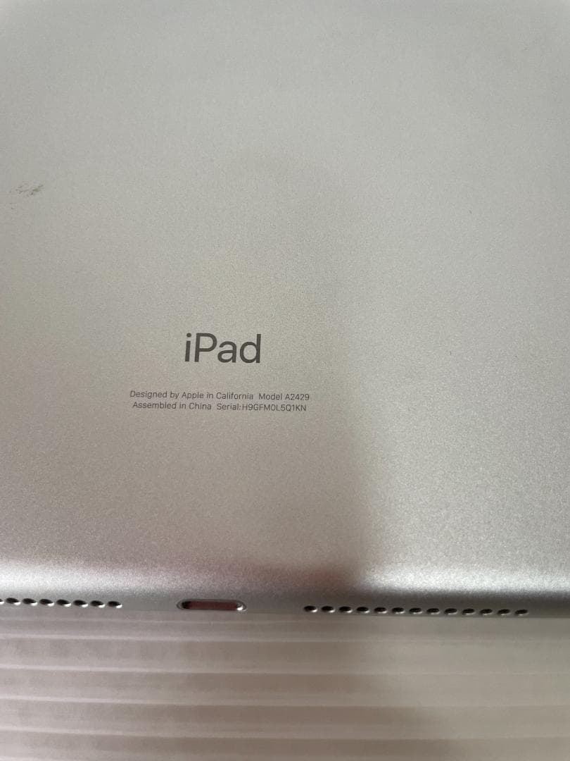 T*i様 ジャンク　IPAD　第８世代　MYMJ2J/A 難あり　インカメ破損