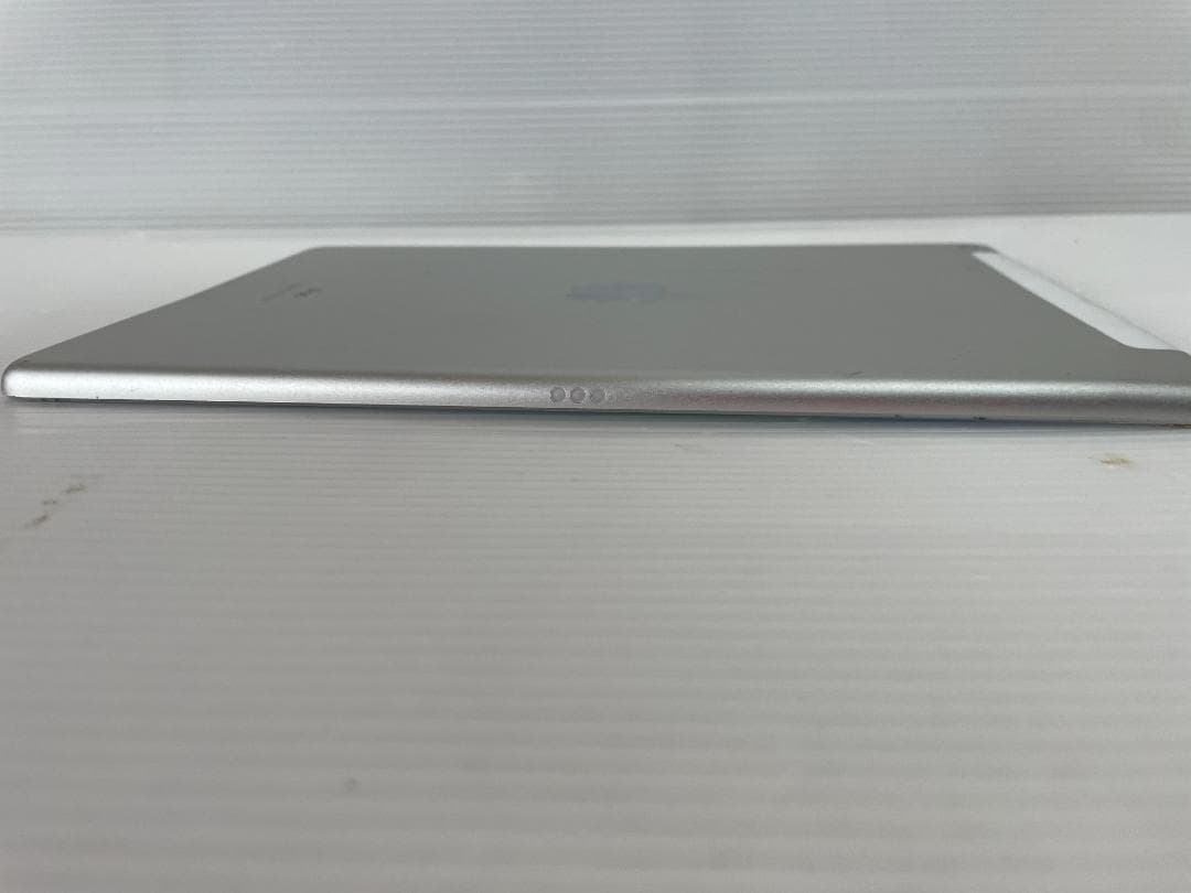 T*i様 ジャンク　IPAD　第８世代　MYMJ2J/A 難あり　インカメ破損