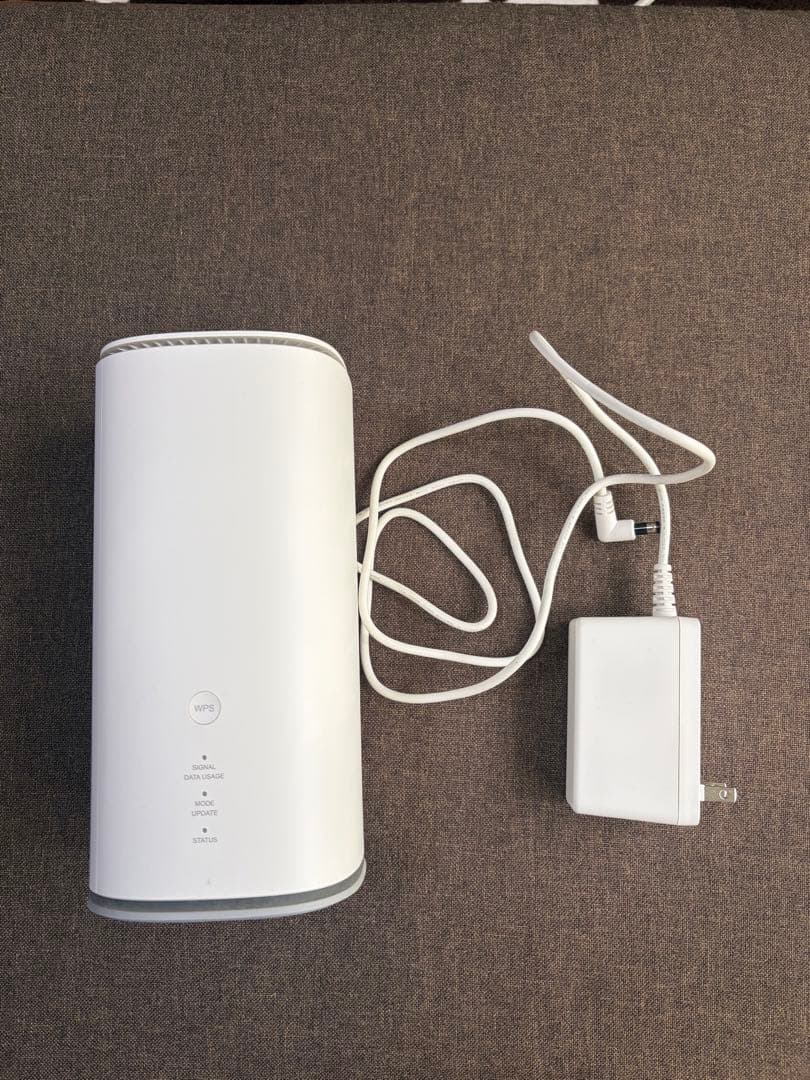 Speed Wi-Fi  5G L13本体と付属品