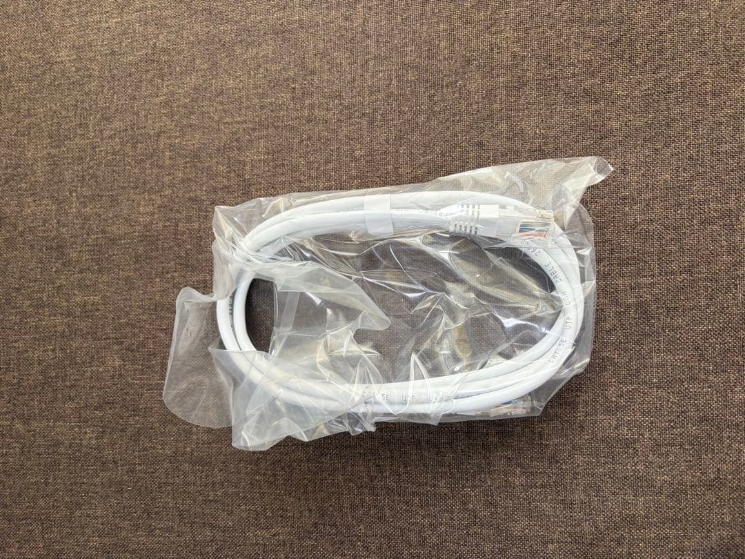 Speed Wi-Fi  5G L13本体と付属品