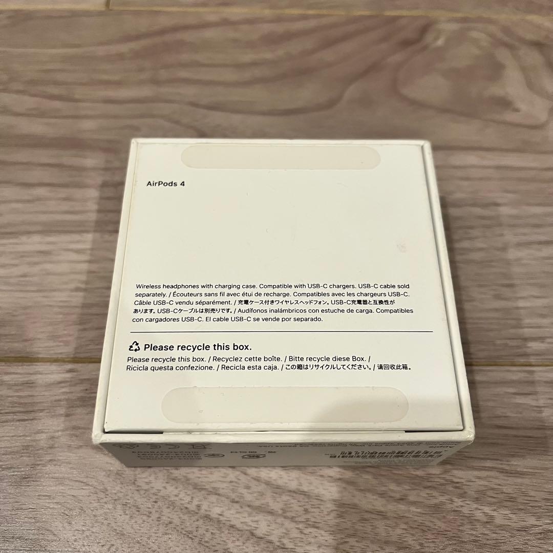 AirPods4 ケースと左耳