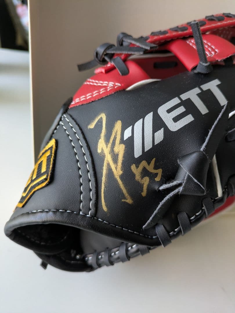 広島東洋カープ　秋山翔吾　直筆サイン入りグローブ　未使用　ZETT