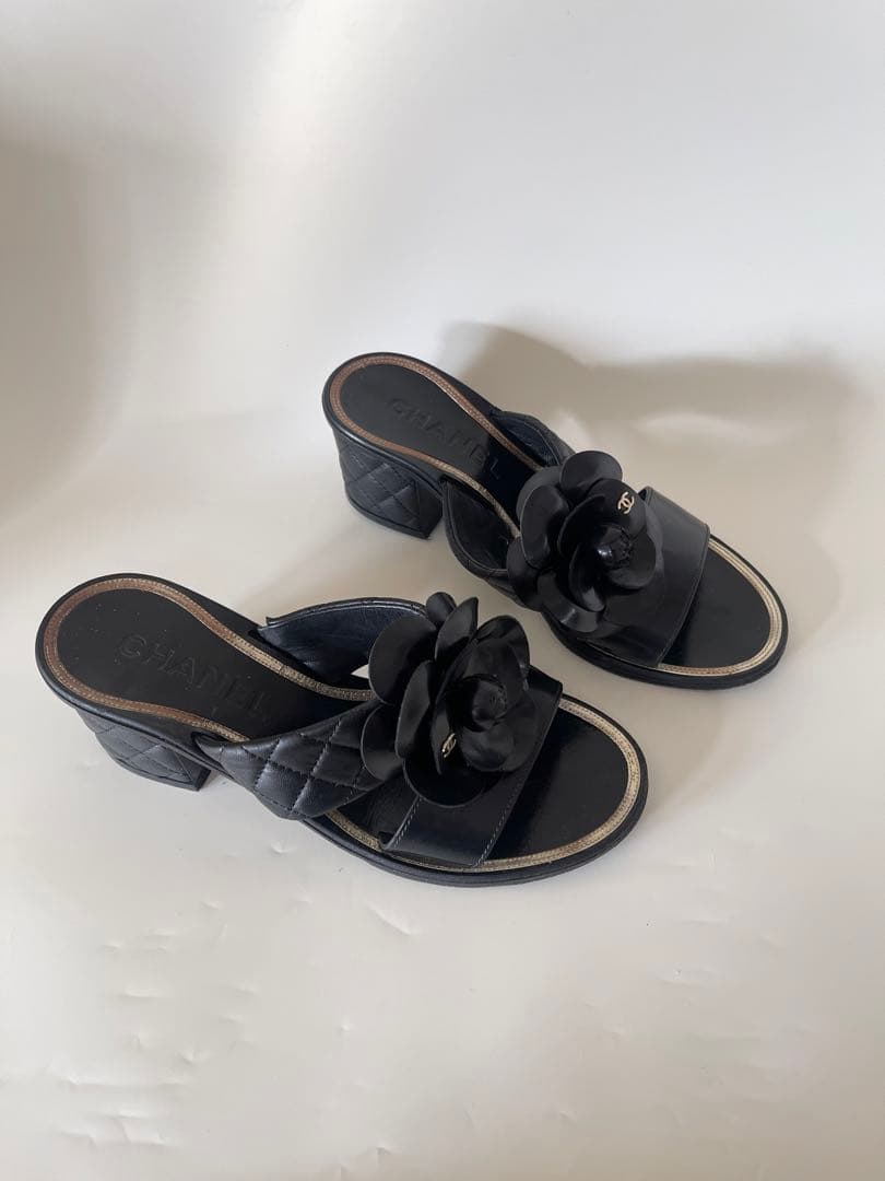 chanelシャネルフラワー装飾付きブラックサンダル