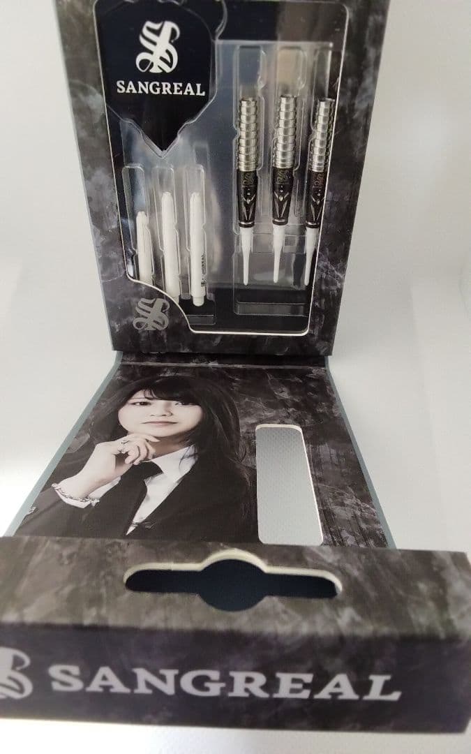 茱*萸様 サングリアル!坂口優希恵!極美品!新品同品!付録未開封!ダーツセット