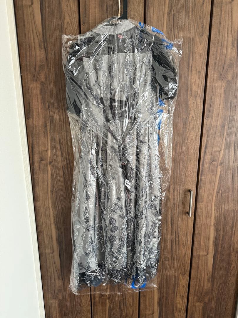 niana パフスリーブレース刺繍ドレス