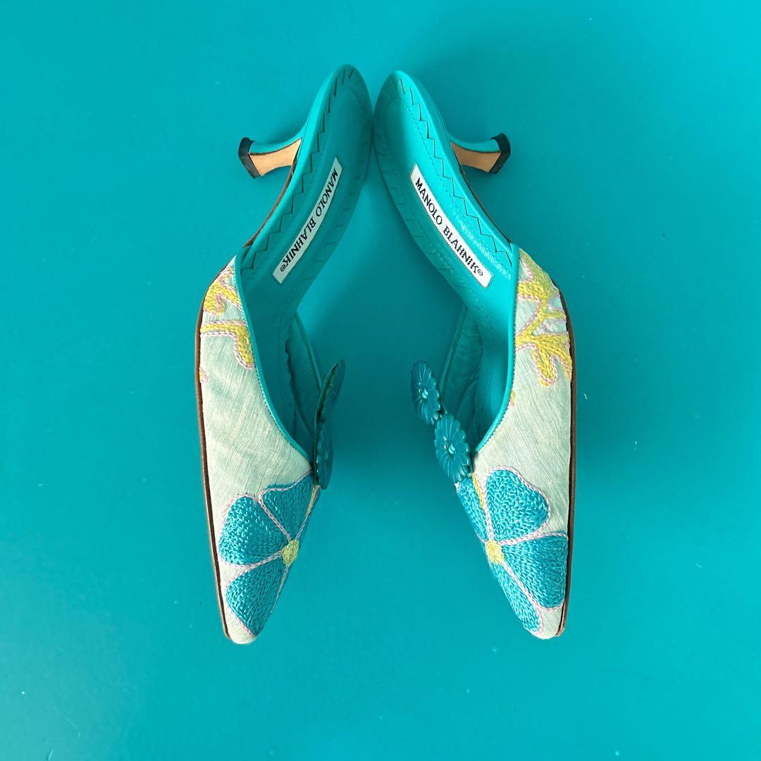 MANOLO BLAHNIKマノロブラニク　フラワー刺繍ミュール　ライトブルー