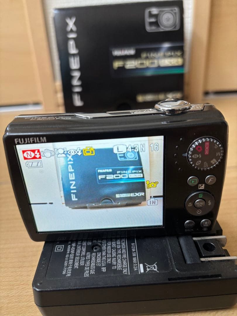 FUJIFILM F200 EXR finepix デジカメ