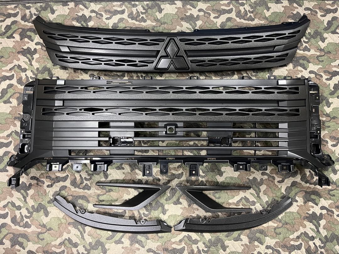 新型デリカD5 後期　フロントグリル フォグベゼル　チッピング塗装　ラプター塗装