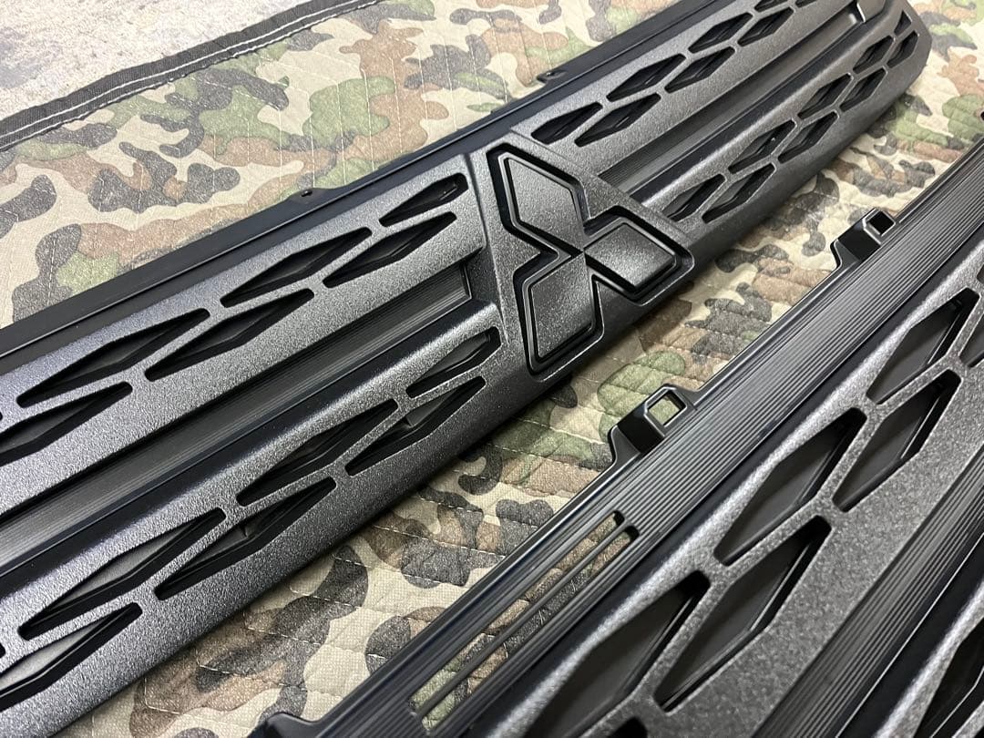 新型デリカD5 後期　フロントグリル フォグベゼル　チッピング塗装　ラプター塗装