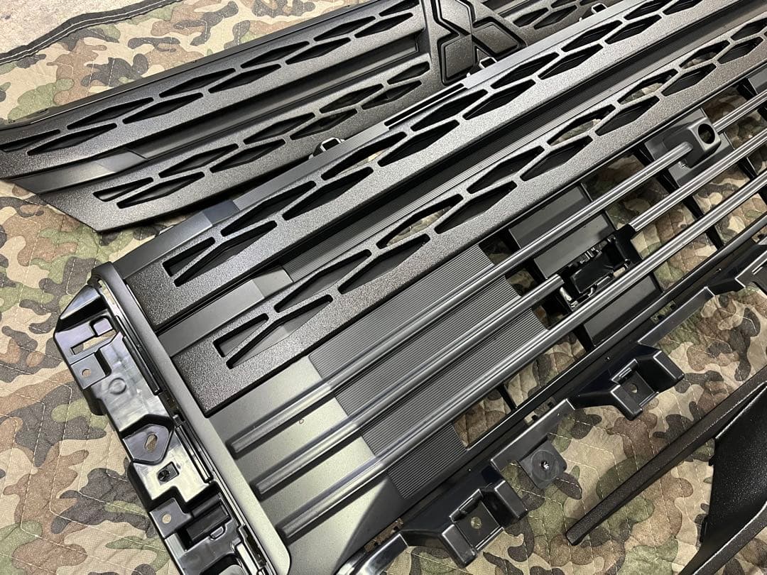 新型デリカD5 後期　フロントグリル フォグベゼル　チッピング塗装　ラプター塗装