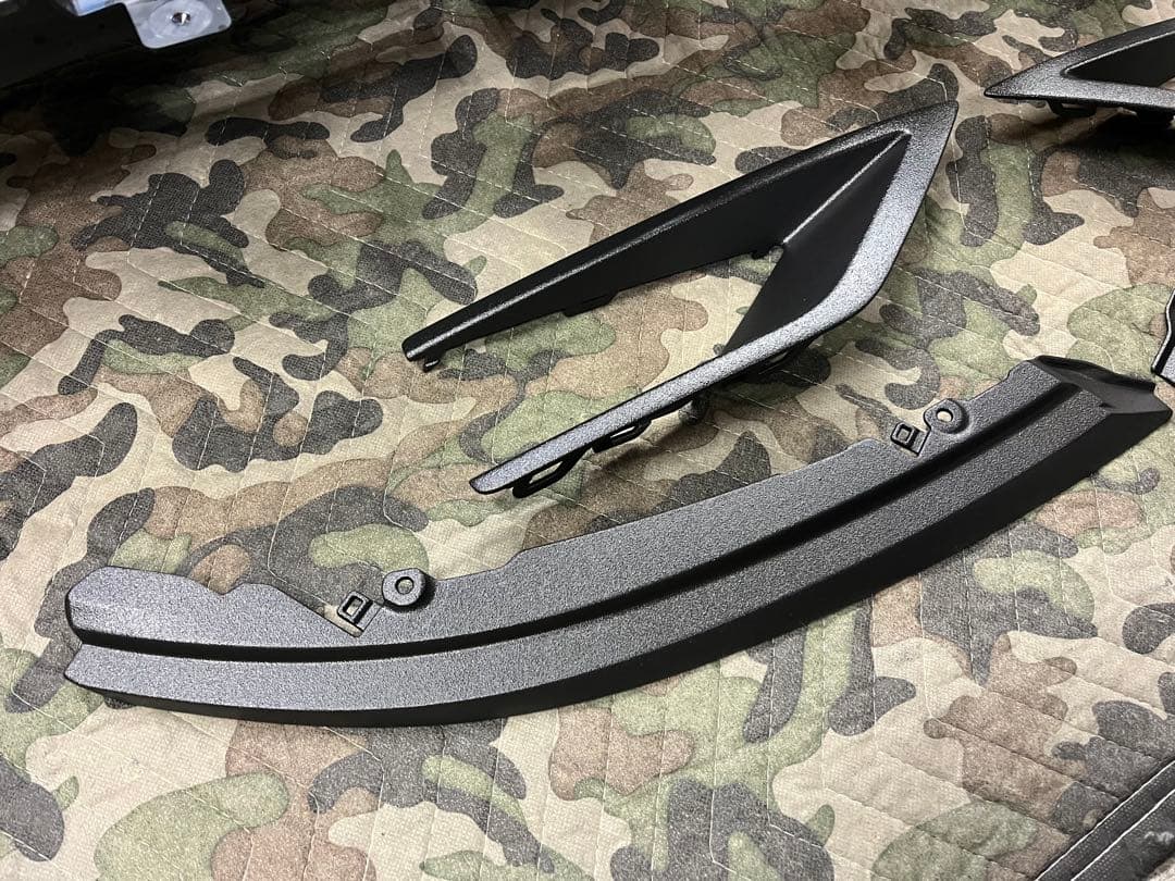 新型デリカD5 後期　フロントグリル フォグベゼル　チッピング塗装　ラプター塗装