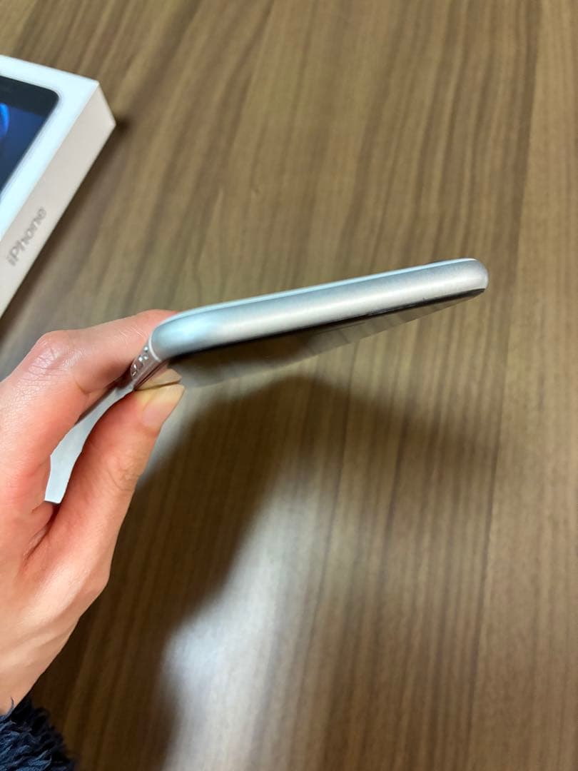 iPhone SE 第3世代　64GB スターライト　②