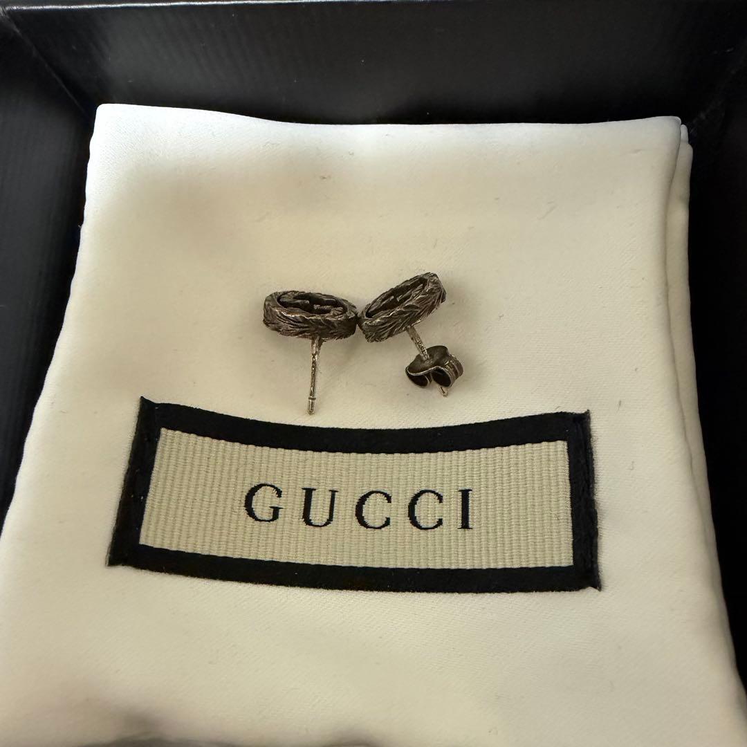 GUCCI シルバー ロゴ ピアス