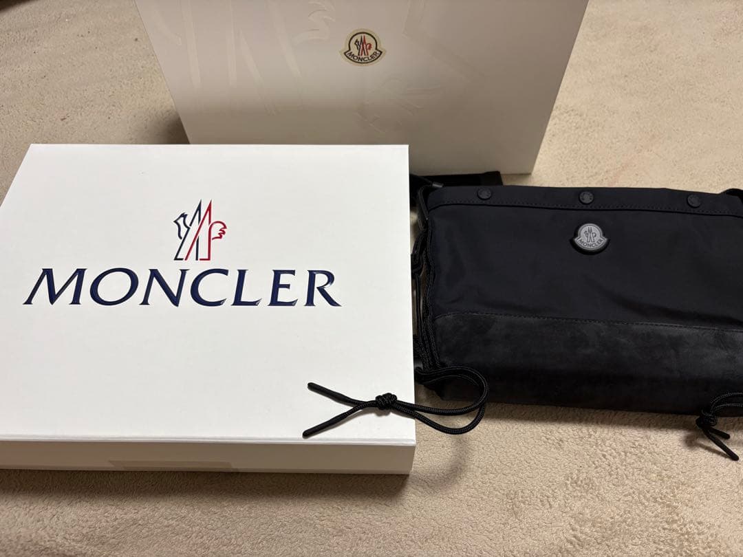 MONCLER ブラック ショルダーバッグ　New Tech クロスボディバッグ