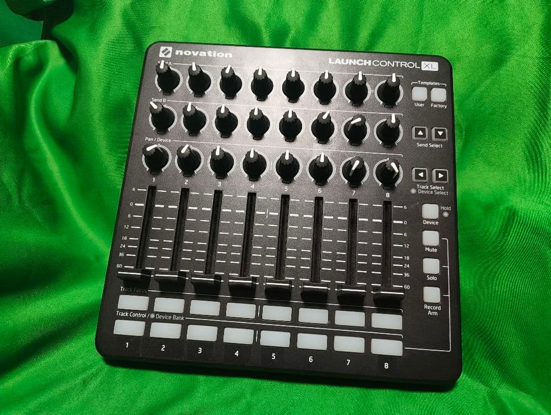 Launch Control XL mk2 MIDIコントローラー