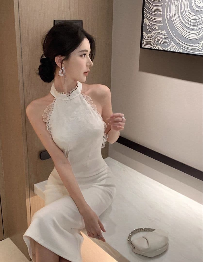 ホルターネックドレス　ミディ丈　ドレス　キャバドレス　白　タイト 上品