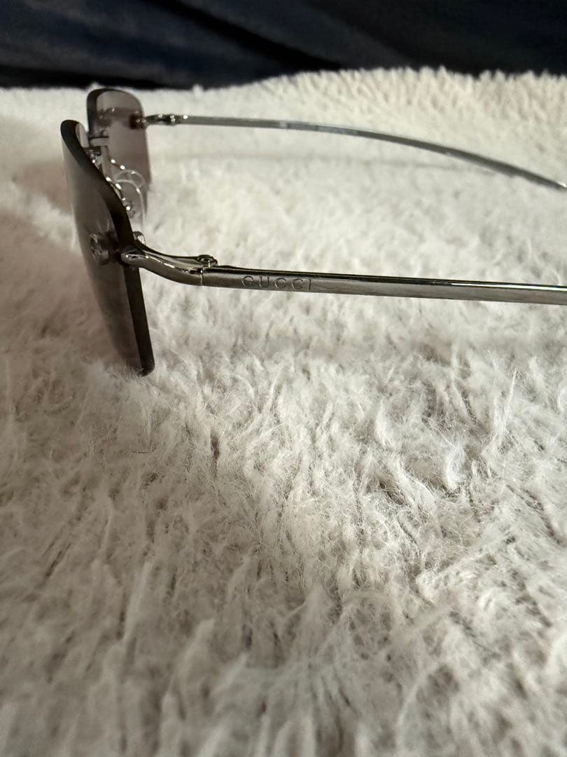 GUCCI ダークブラウンレンズ リムレスサングラス